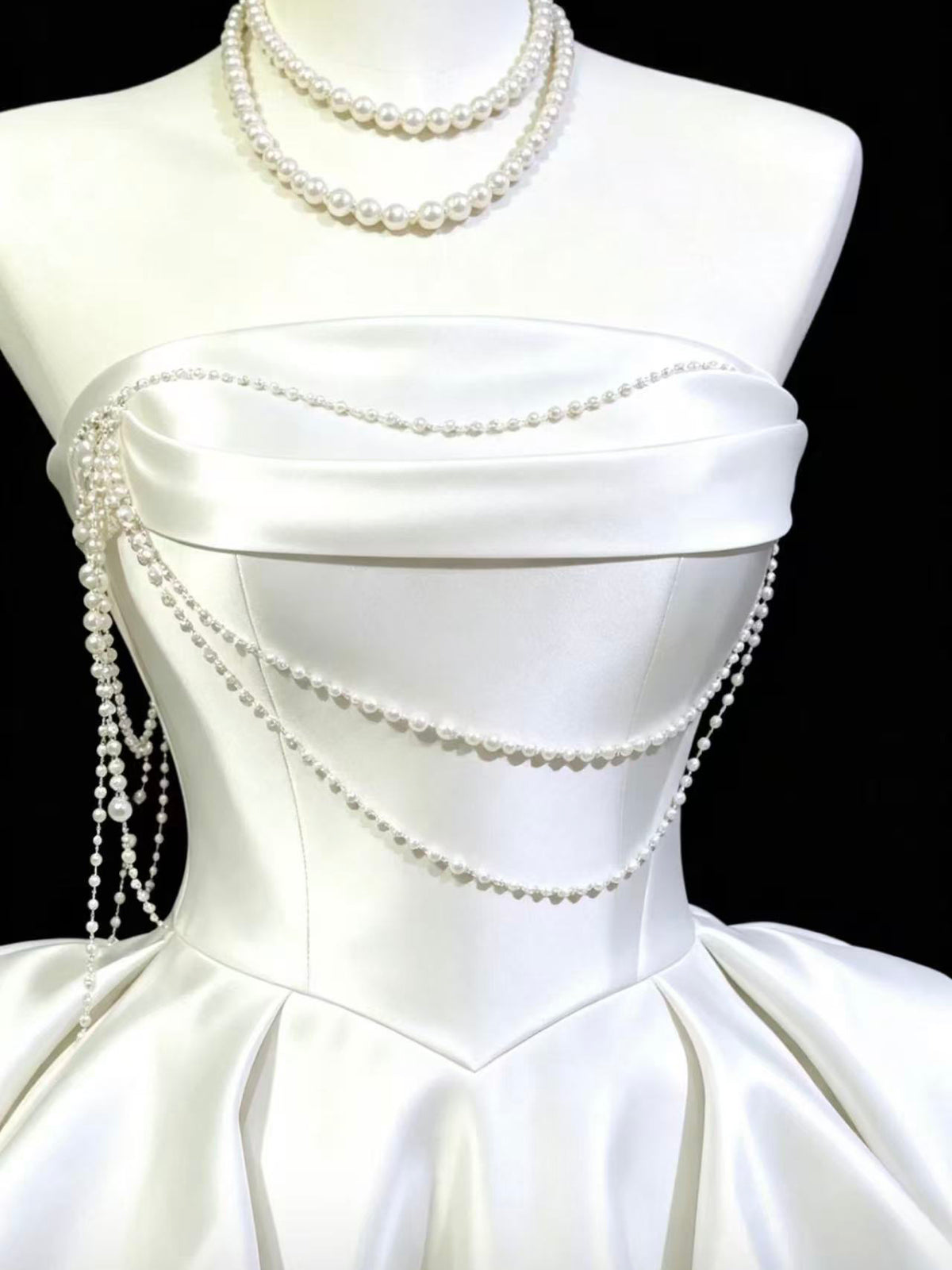 Unique Satin White Short Prom Dress with Beads